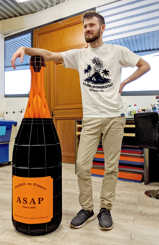 Bouteille de champagne noir et orange pou Asap en carton décoration par Nonitt Paper Sculptures