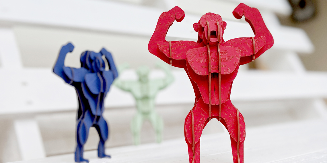 Gorille rouge et bleu en carton compact pour Better Stronger par Nonitt Paper Sculptures