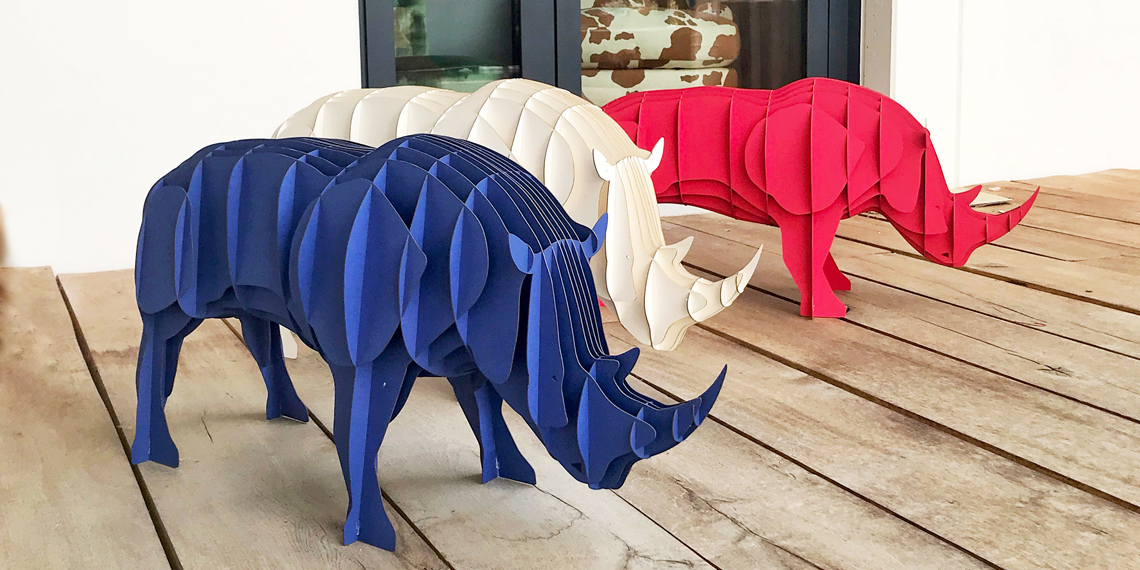 3 Rhinocéros en carton compact bleu, blanc, rouge par Nonitt Paper Sculptures
