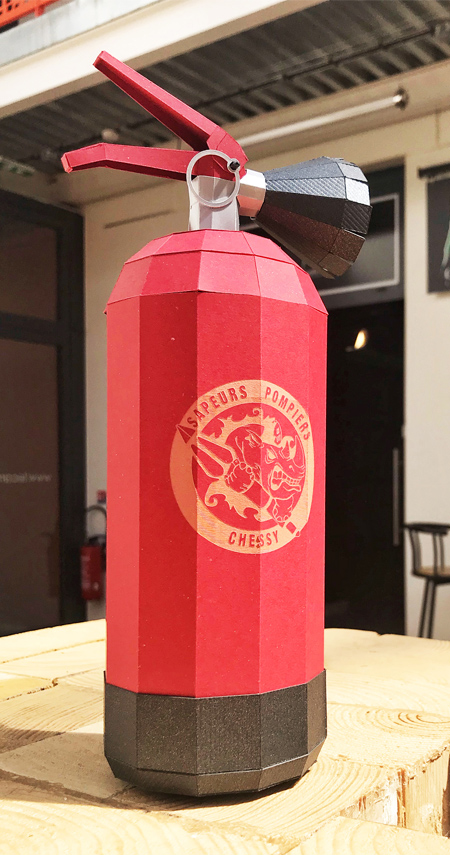 Goodies extincteur rouge avec gravure logo pompier Chessy par Nonitt Paper Sculptures