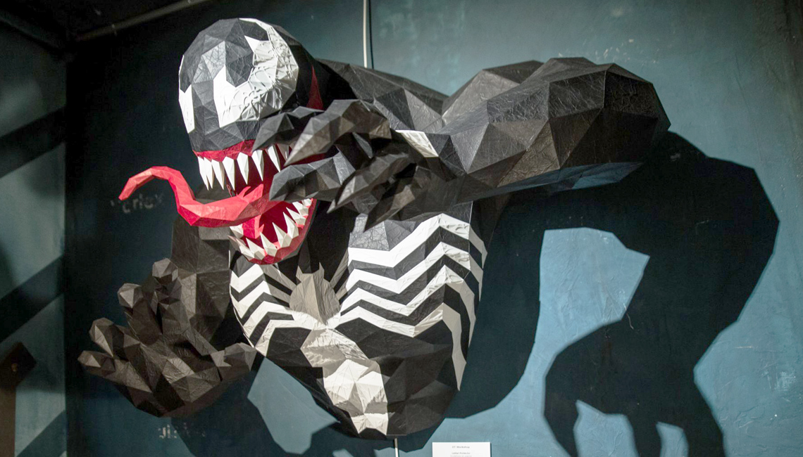 Sculpture Venom en papier, papercraft par Nonitt Paper Sculptures et DT Workshop
